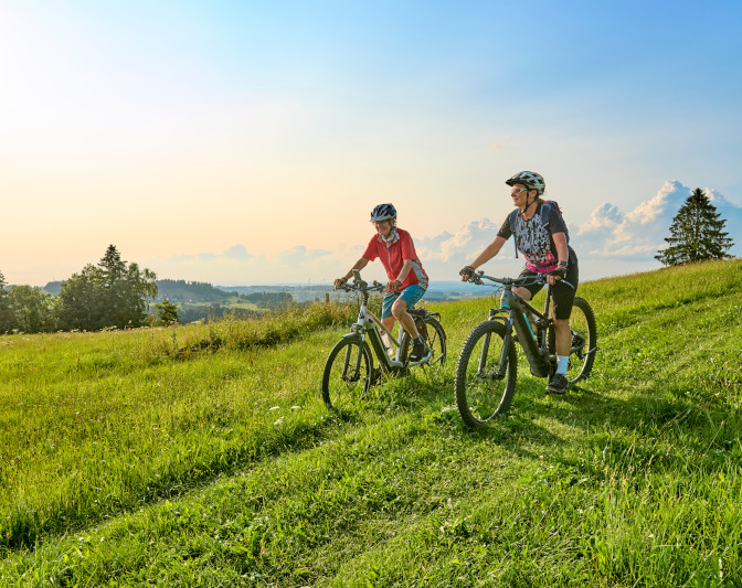 Zwei Frauen fahren Fahrrad