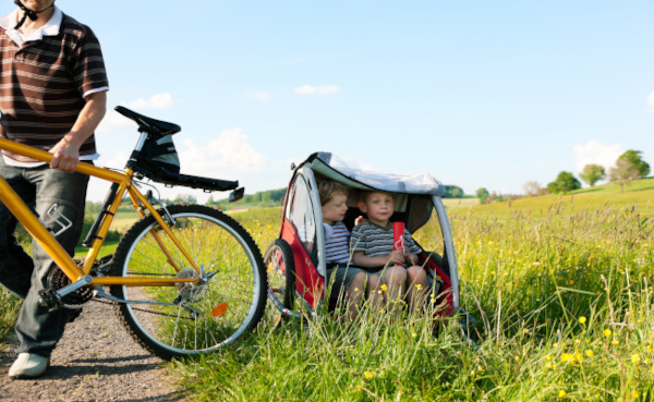 Fahrrad mit Kinderanhänger auf dem Feld