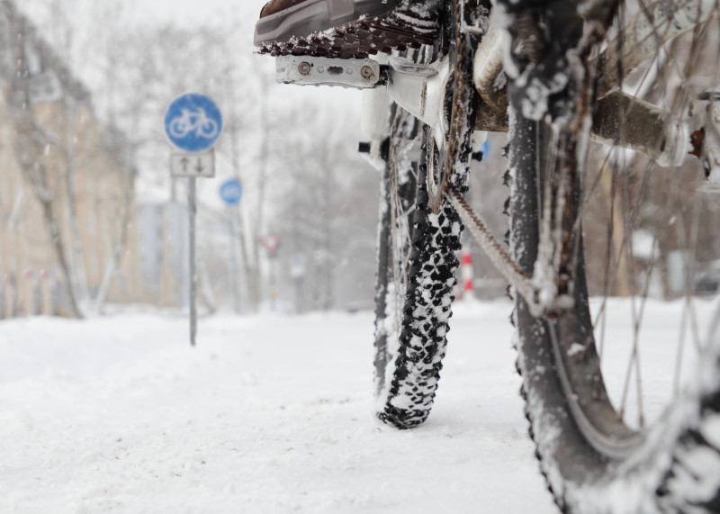 Ein Radfahrer fährt im Winter auf einem Fahrradweg