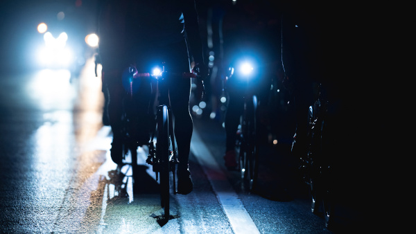 Fahrrad mit Beleuchtung auf dunkler Straße